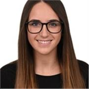 Profesora imparte clases de todas las asignaturas a todas las edades